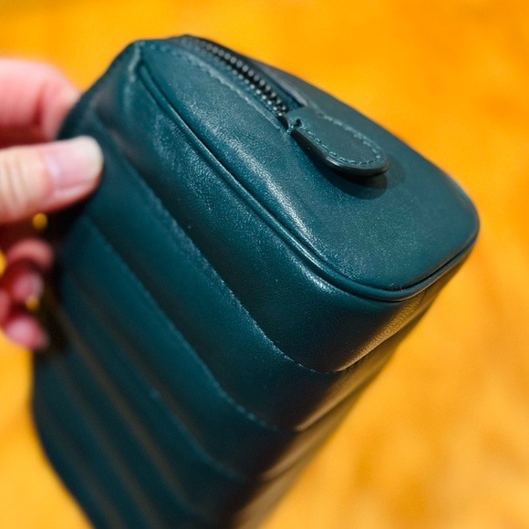 COACH COSMETIC CASE 17 IN QUILTED PUFFY LEATHER - Picture 5 of 6